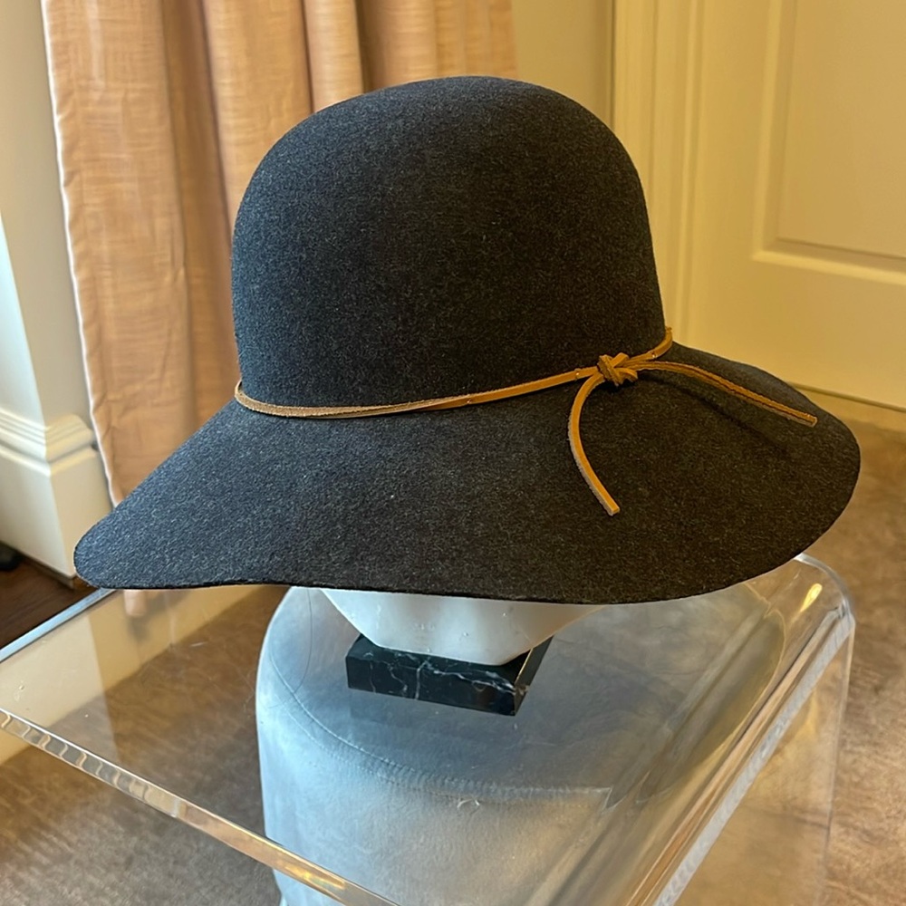 Rag and bone women’s gray felt hat with brown leather band.